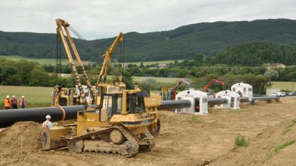 EIB odložila rozhodnutie o zákaze financovania projektov týkajúcich sa zemného plynu
