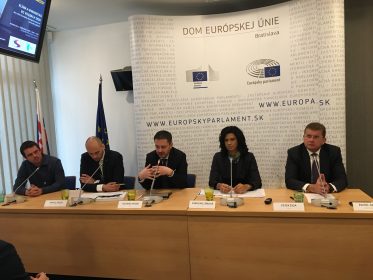 Politické strany vidia zemný plyn ako prechodné palivo na ceste k znižovaniu emisií
