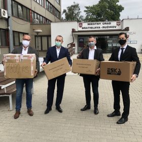 Slovenskí plynári pomáhajú v&nbsp;čase krízy, domovom sociálnych služieb darovali respirátory a&nbsp;rúška