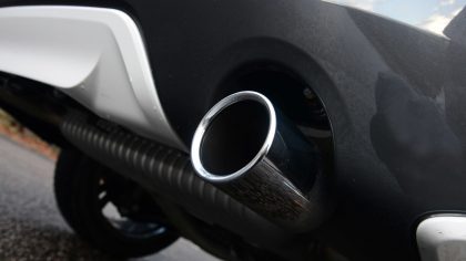 EÚ chce opäť sprísniť emisné limity pre automobily, výrobcovia hovoria o uprednostňovaní určitých technológií
