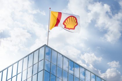 Shell plánuje pokračovať v investíciách do ropy, plynu a LNG ako do „peňažných motorov“ energetickej transformácie