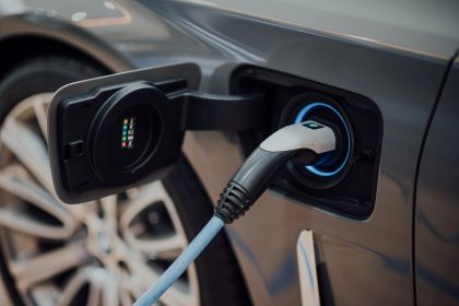 Pri výrobe elektroáut sa pre produkciu batérií oproti konvenčným pohonom významne zvyšuje uhlíková stopa, tvrdí šéf BMW