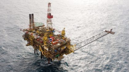 Vyhláste energetickú núdzu alebo riskujte ekonomickú katastrofu, varoval britský think-tank premiéra Johnsona