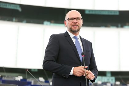 Vláda odvolala predsedu ÚRSO Ľubomíra Jahnátka, R. Sulík chce cenovú reguláciu v prospech občanov